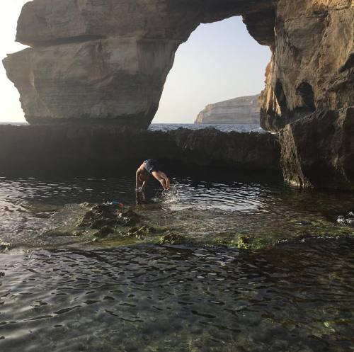 Diving into the Blue Hole at the Azure window in Dwejra! #gozo #azurewindow #dwejra (at Dwejra, Gozo