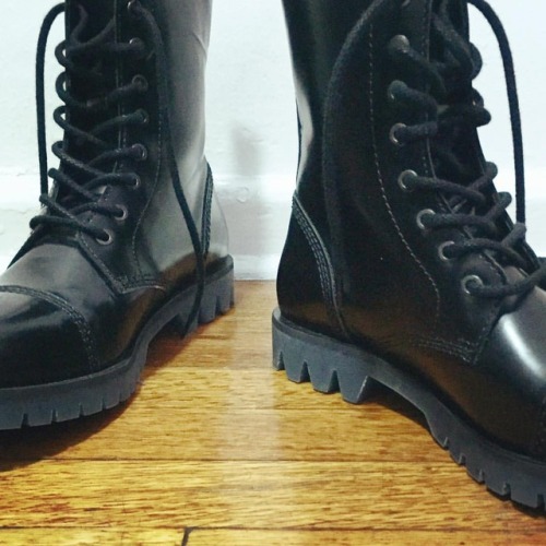 Las comodísimas! -sarcasmo- #boots #bootslife #bootslover #leatherboots #leather #blackleather #leat