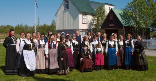 Icelandic Folk Costumes Íslenski Þjóðbúningurinn is the name for the 