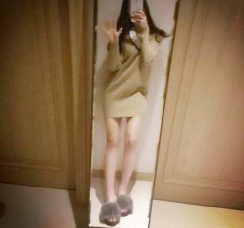 jjoareum: 언니 전 남친이랑 언니랑 셋이 술 마시다가 언니가 늦었다고 집에 가자고 해서 와서 씻고 누워있었는데 12시 쯤에 갑자기 언니 전 남자친구한테 연락 와서는 잘 들어