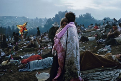 babeimgonnaleaveu:   A couple wrapped in a quilt, hugging, photographed by Burk Uzzle in the morning of August 17 at Woodstock, 1969. [x]   I need a time machine&hellip;