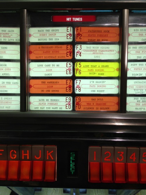 imperialgoogie:itsplanty:1954 Seeburg 100-R Jukebox. It holds fifty 45-RPM records, and you get to p