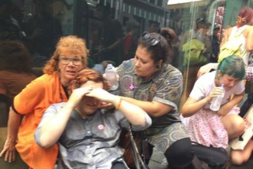 mamas-kumquat:Students pepper sprayed by police at Christopher Pyne protest in Sydney CBDPolice spra