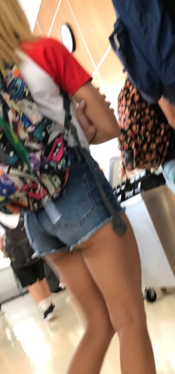 best-highschool-candids:Beautiful thighs and beautiful booty cheeks slipping out
