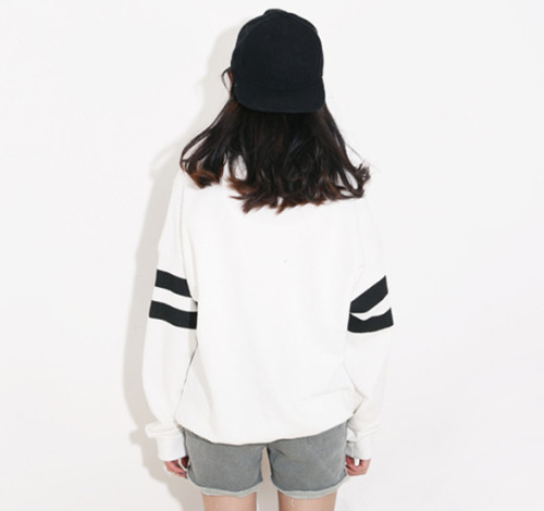 212km:  Sweatshirt from KeuTokki x Use teaboxes for a discount