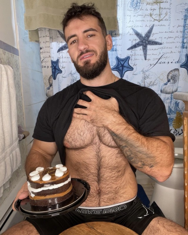 elnerdo19:Sexy Sam Vass and that furry chest of his! 🐻 🐺 💪🏼 🥩 ❤️😍🥰😈