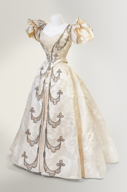 fripperiesandfobs: Worth evening dress, 1896From Leslie Hindman