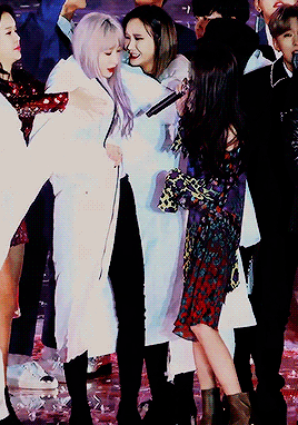 dazzlingkai:EXID protecting Sunmi from the cold ❄️