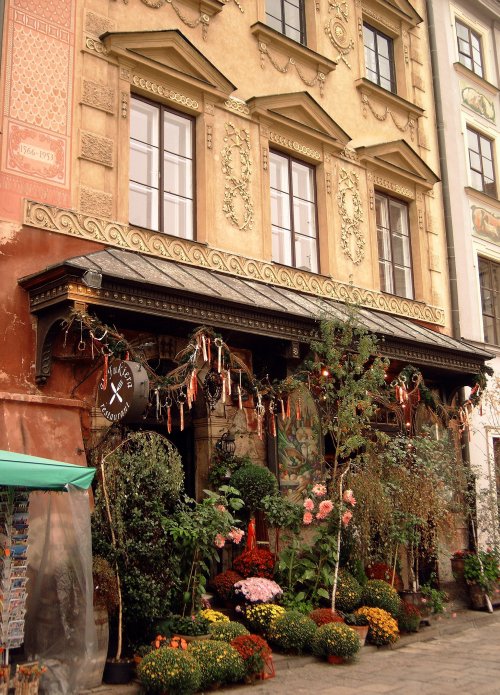 korrigu: cityhoppersgarden: Flowershop in the old town of Warsaw 2006, Poland photography by cityhop