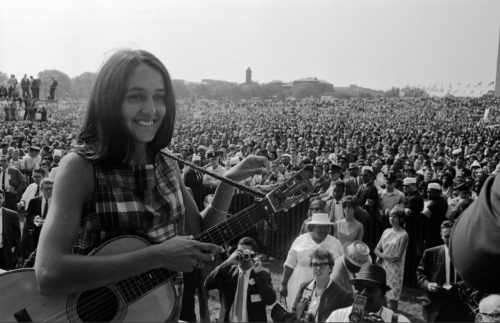 bobdylan-n-jonimitchell: Joan Baez performs at the March on Washington, August 28, 1963.