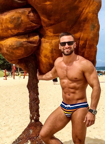 speedothighs:  Speedo thighs!