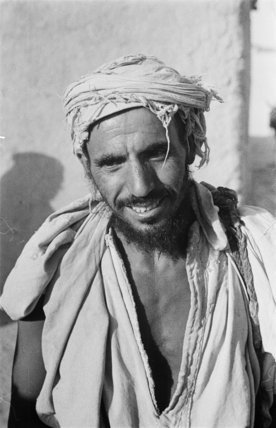 بورتريه لرجل في نجران. - 1947م.تصوير: ولفريد ثيسجر.Portrait of a man at Najran. - 1947.A.CBy: Wilfre