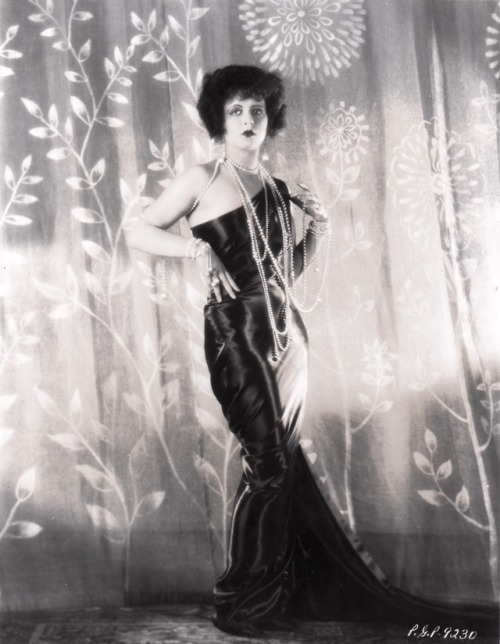 vampsandflappers:vampsandflappers:CLARA BOW - THE GOTHIC FEMME FATALE PHOTOSEarly on, studios weren’