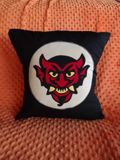 otlgaming:  BIOSHOCK INFINITE ‘VIGOR’ PILLOWS Jewels Cardosa of Calavera Craft Room spent 40 hours creating these 8 pillows based on the vigors in Bioshock Infinite. The cushions are ษ each and all but “Return to Sender" and “Charge"