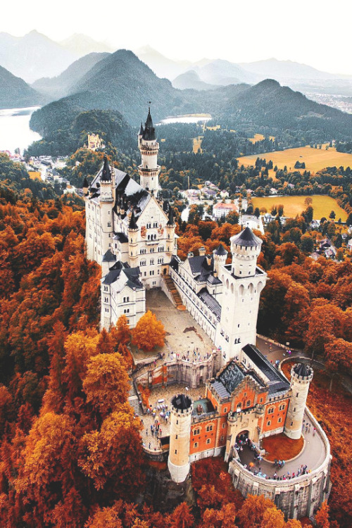 willkommen-in-germany: Neuschwanstein. Who lived here? Click.