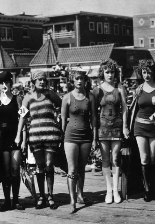 fuckyeahvintage-retro: Beauty contest contestants in Venice, CA - c.1923 (via)