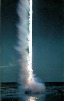 angel-kiyoss:The moment when lighting strikes water.