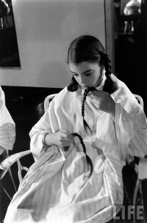 Dees triplet loses her braids(Nina Leen. 1956)