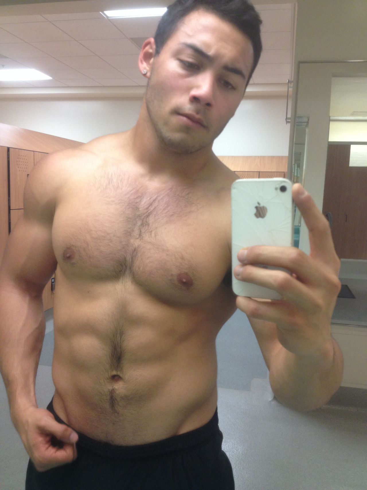 bradinmpls:  Shirtless selfies. Don’t mind them at all!looking for a FWB, daddy,