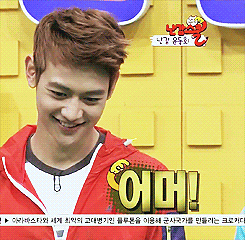 supemacky:  Minho reacting like a middle school’s boy to a little bras strap’s slip; 
