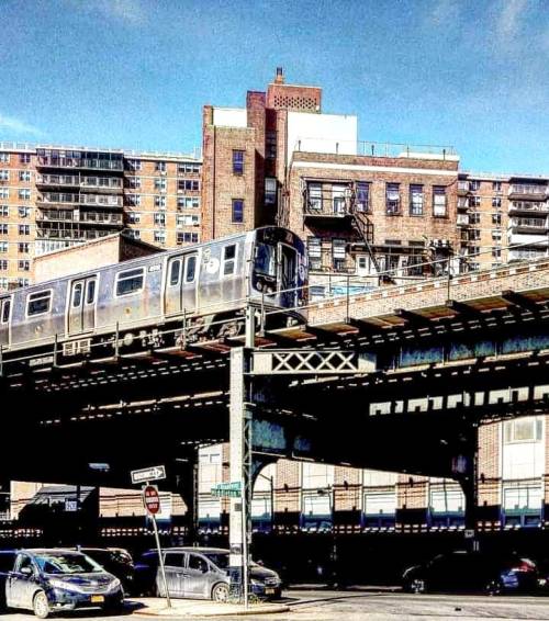 An M train runs along Broadway in #Williamsburg.#New_York_City_Subways#mtanyctransit https://www.ins