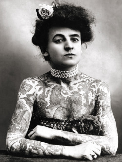 vintagegal:  Maud Wagner, the first known female tattooist in the U.S., 1907. In 1904, she traded a date with her husband-to-be for tattoo lessons. (x) 