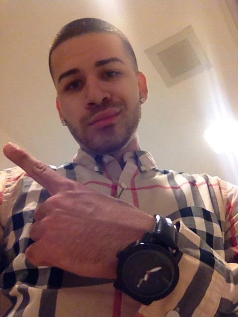 betocheto17:  I love it when guys wear cowboy hats  😍  He has a nice inked up