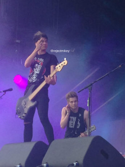 lukehemmign:  I WAS JUST GOING THROUGH MY PICTURES FROM IHEARTRADIO AND CALUM IS FLIOPING OFF SOMEONE I DONT KNOW WHO 