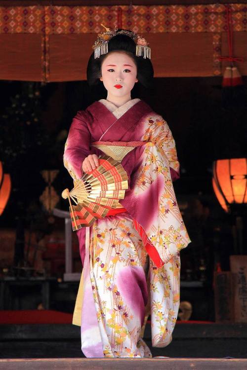 XXX geisha-licious:  Setsubun 2013: maiko Ichimari photo