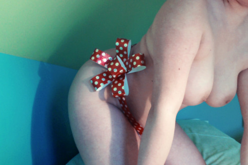 raped-princess:  Merry Cristmas and Happy holidays 😘 🎄Come unwrap me 🎁