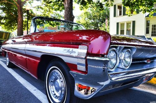 Cool photos of the 1961 Oldsmobile Starfire Convertible.