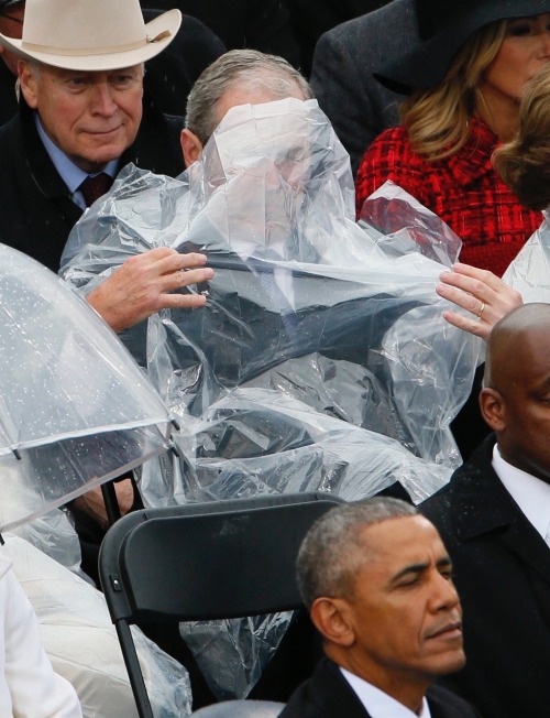 pizzopaps:rhyloosh:George Bush trying to put on a rain Mac was the only part of the Inauguration wor