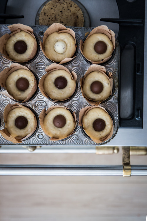 ugly–cupcakes:  Buttermilk + Roasted Banana Cupcakes with Lindt Truffle Filling & Marshmallow Frosting 