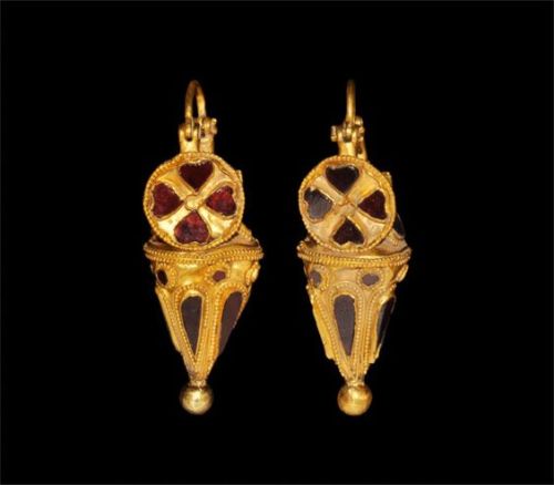 gemma-antiqua:Parthian gold and garnet earrings, dated to the 2nd century BCE. Source: Online Galler