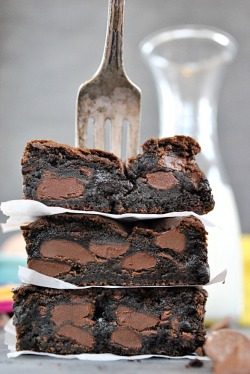 weeheartfood:  Fudgey Chocolate Chunk Brownies