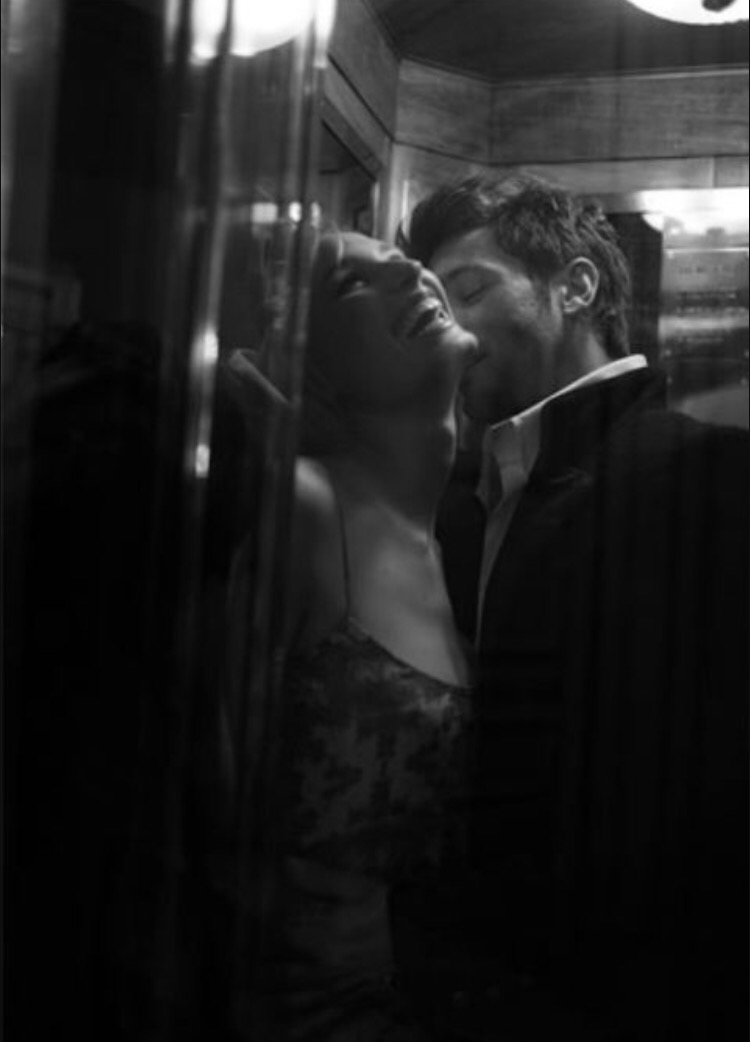 Страстные соседи. Парень с девушкой в лифте. Страсть в лифте. Фотосессия пары в лифте. Поцелуй в лифте.
