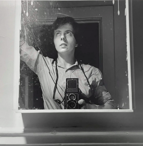 detournementsmineurs:“Self-Portrait, New York” de Vivian Maier (1954) à l'exposition “Vivian Maier : Self-Portraits” à la Galerie Les Douches, janvier 2021.