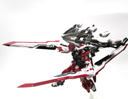 vinesgrowgold:  MODELER: Αng마  MODEL TITLE: Gundam Astray Turn Red  KITS USED: MG 1/100 Gundam Astray Red Frame Kai gundamkitscollection