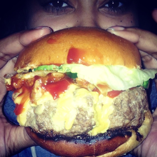 coutois:  A rather attractive woman goes up to the register in an upscale hamburger