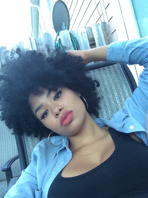 theeforvendetta:  cat-is-life: I think hoops go good with afros  Oh…my gawd.