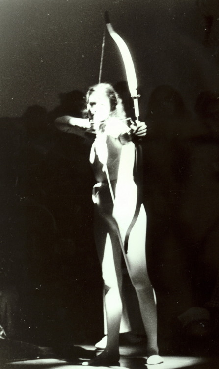 daeva-of-erosia:  Ulrike Rosenbach (b.1943) Performance ‘Glauben Sie nicht, dass ich eine Amazone bin’ (Don’t Believe I’m Amazon) 1976, Foto Klaus vom Bruch  