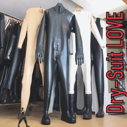 1.5 mm rubber #drysuit #heavyrubber #industrialrubber #rubbersuit #gummiwerkstatt www.insta