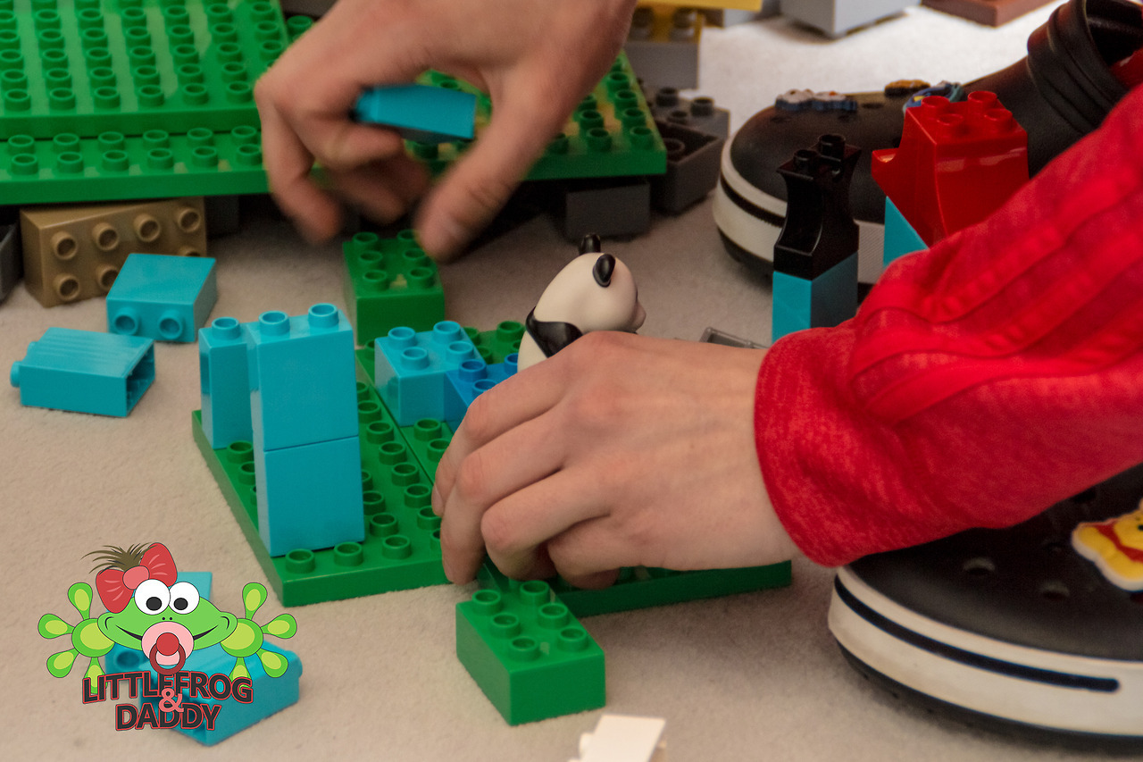 littlefroganddaddy: … the next morning, I couldn´t finish building my lego zoo,