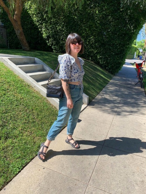 top + jeans: topshop // bag: chanel // shoes: skechers // sunglasses: ray-ban