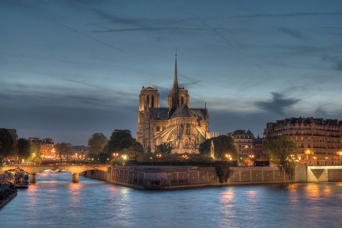 parisbeautiful:  Paris - Notre Dame Cathedral by GlobeTrotter 2000 on Flickr.  eh vabbeh