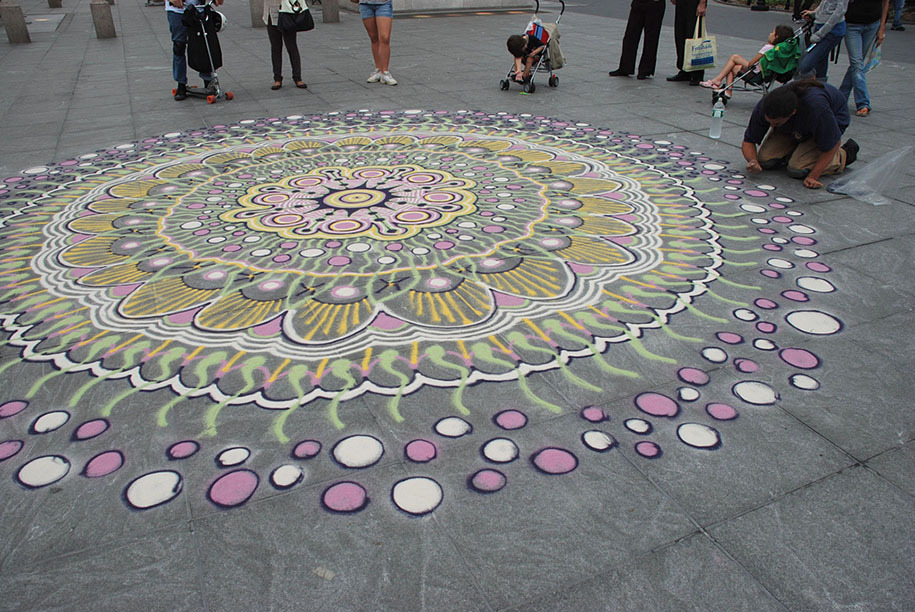  f-l-e-u-r-d-e-l-y-s:  Intricate Sand Paintings By Joe Mangrum Since 2006, American