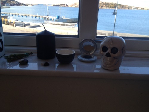 redmagpiewitch: My Samhain altar for 2014. 