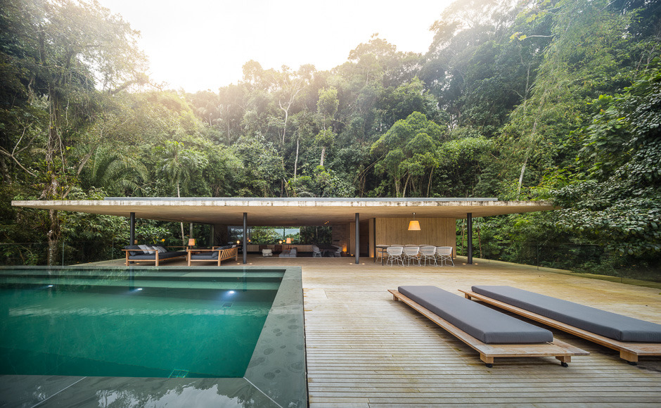 enochliew:  Casa em Guarujá by Studio MK27   The main living space and outdoor deck