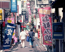 japanlove:  Alley by mrhayata on Flickr.
