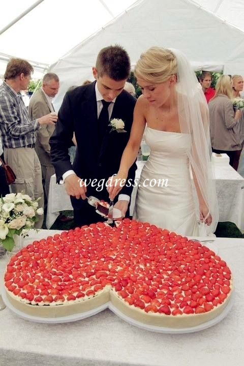 denise-ferry:  Instead of a tiered cake, opt for a giant one in the shape of a heart.